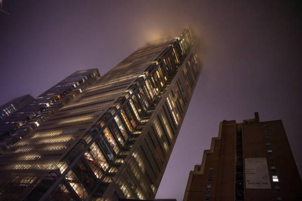 манхэттен освещенные небоскребы, нью-йорк в ночное время - illumunated стоковые фото и изображения