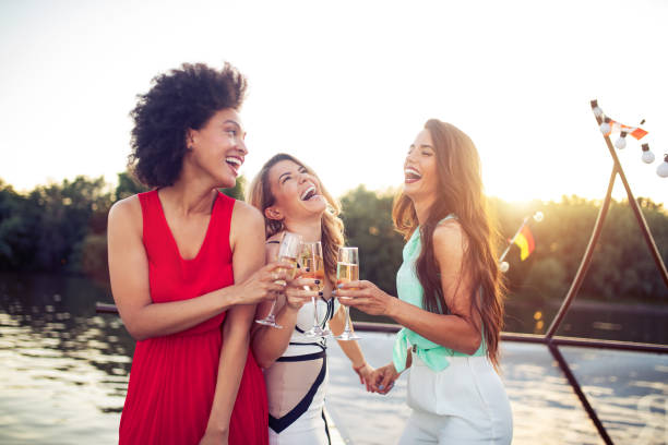 샴페인을 마시고 새해를 축하하는 행복한 친구들의 그룹 - drinking little girls women wine 뉴스 사진 이미지