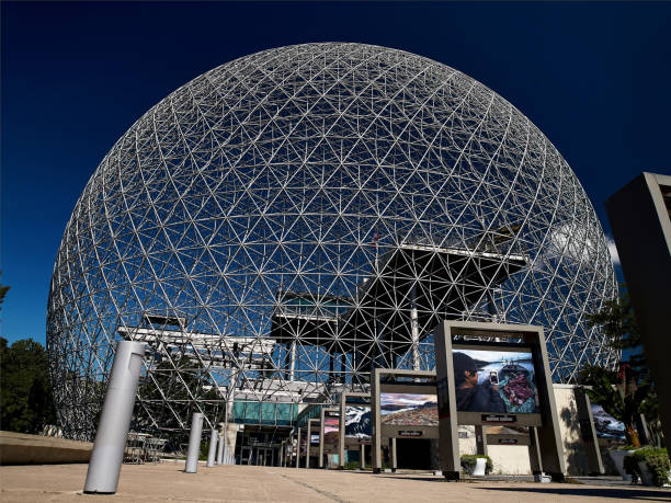 museo ambientale della biosfera a montreal. la biosfera è un sito unico e spettacolare, situato al parc jean-drapeau di montreal - dome montreal geodesic dome built structure foto e immagini stock