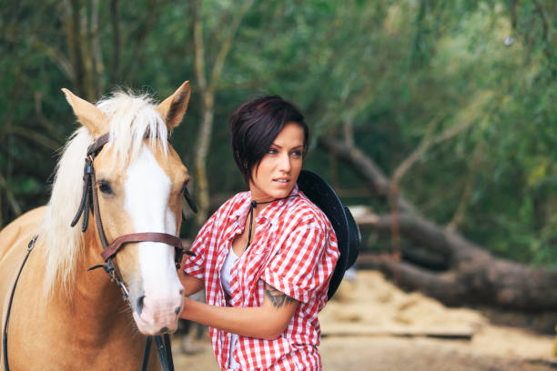 giovane donna con cavallo - shirt checked women wild west foto e immagini stock