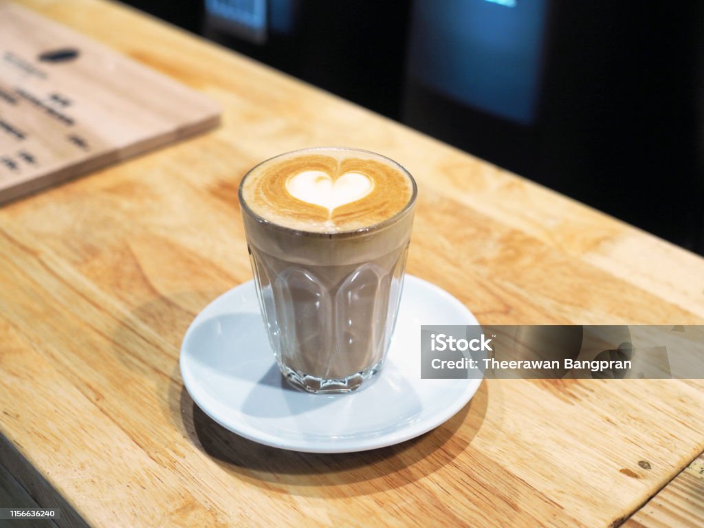 Một Ly Cà Phê Nóng Latte Với Hình Trái Tim Đẹp Latte Art Trên Tàu ...