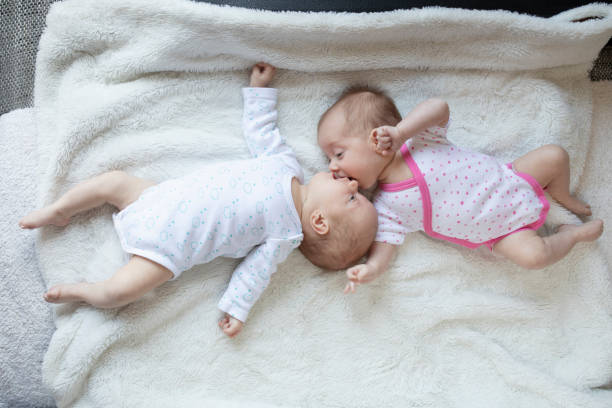 neonati gemelli bambino - twin newborn baby baby girls foto e immagini stock