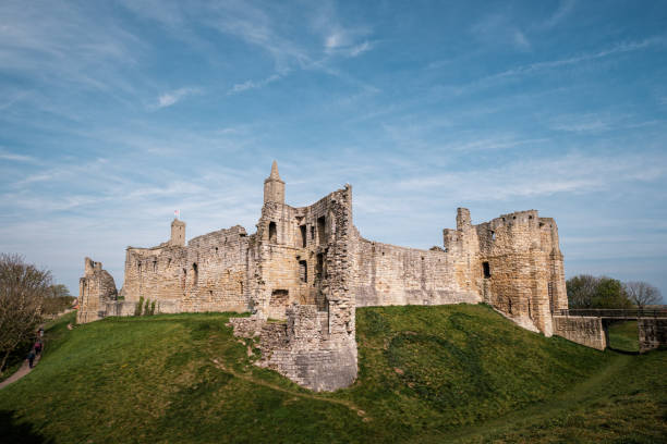 warkworth castle in northumberland, vereinigtes königreich - warkworth castle stock-fotos und bilder