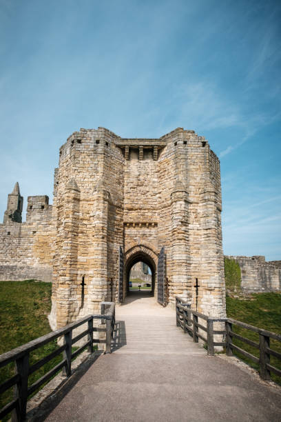 замок уоркворт в нортумберленде, англия - medieval castle gate portcullis стоковые фото и изображения