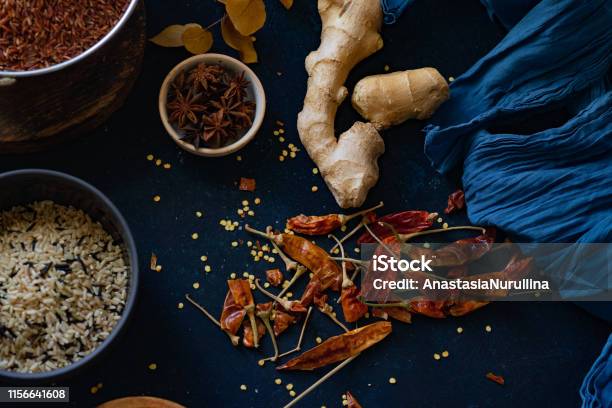 Varios Tipos De Arroz Y Granos Con Especias Sobre Fondo Azul Arroz Integral Y Arroz Silvestre Mezclado Foto de stock y más banco de imágenes de Abundancia