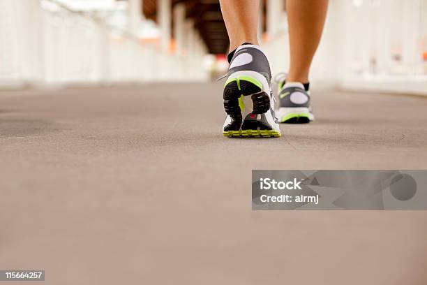 Vista Posteriore Di Camminare Scarpe Sportive - Fotografie stock e altre immagini di Ambientazione esterna - Ambientazione esterna, Arto - Parte del corpo, Arto umano