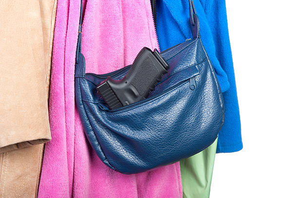 almacenan en bolso de pistola - handgun gun blue black fotografías e imágenes de stock