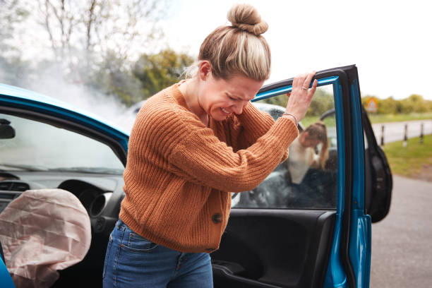 automobiliste féminin dans l'accident pour la fraude d'assurance d'accident sortant de la voiture - insurance physical injury transportation healthcare and medicine photos et images de collection