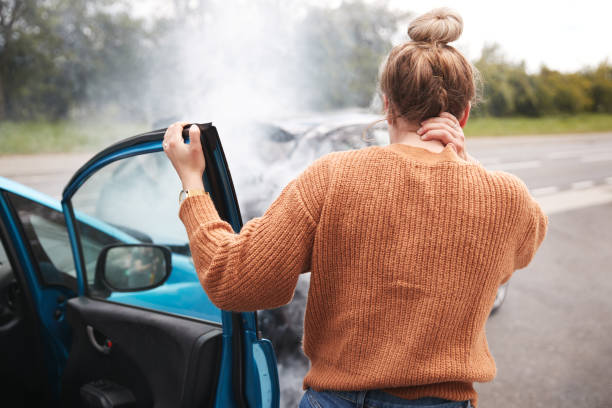 vista posteriore dell'automobilista con ferita alla testa che esce dall'auto dopo lo schianto - lesionato foto e immagini stock