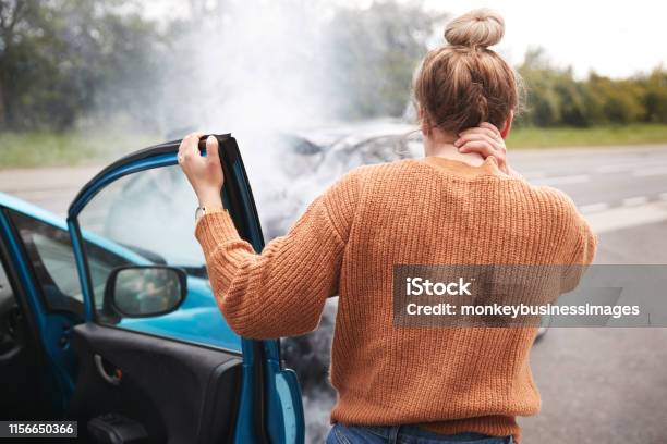 Achteraanzicht Van De Vrouwelijke Automobilist Met Hoofdletsel Om Uit De Auto Na Crash Stockfoto en meer beelden van Auto-ongeluk