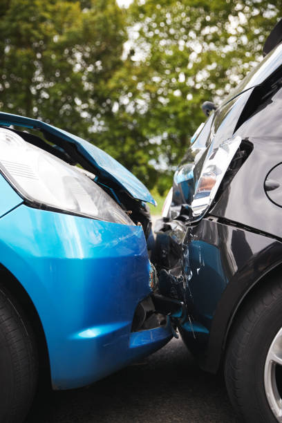 primer plano de dos coches dañados en accidente de tráfico - dented car crash accident fotografías e imágenes de stock