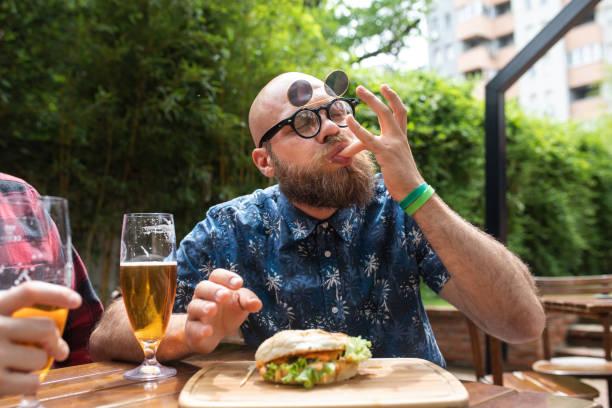 gli hamburger sono i migliori! - cibo pronto foto e immagini stock