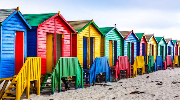 muizenberg, 케이프 타운, 남아프리카 공화국의 다채로운 해변 주택. - cape town beach hut multi colored 뉴스 사진 이미지