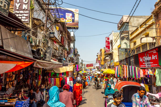 rua crowed com as lojas em nova deli, india - india mumbai delhi crowd - fotografias e filmes do acervo
