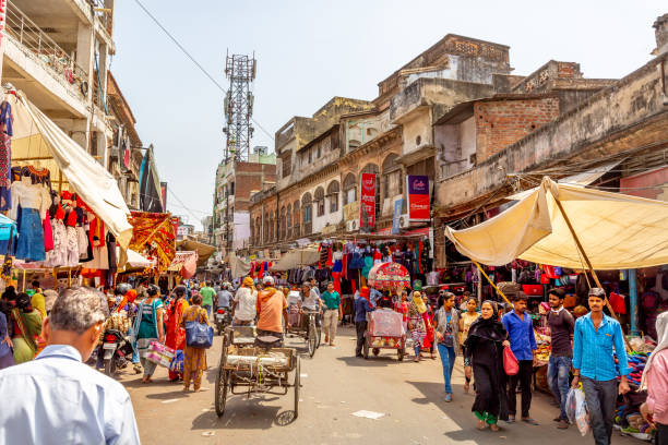 rua ocupada com o rickshaw em nova deli, india - india mumbai delhi crowd - fotografias e filmes do acervo