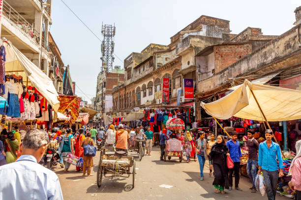 занят улица с рикшой в нью-дели, индия - new delhi india indian culture indian ethnicity стоковые фото и изображения