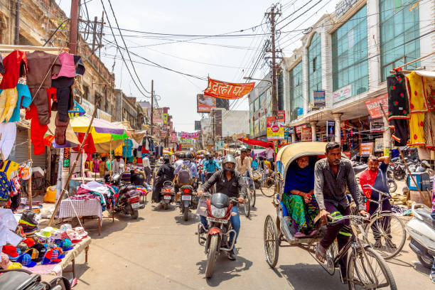 занятые улицы с магазинами в старом дели, индия - new delhi india indian culture indian ethnicity стоковые фото и изображения