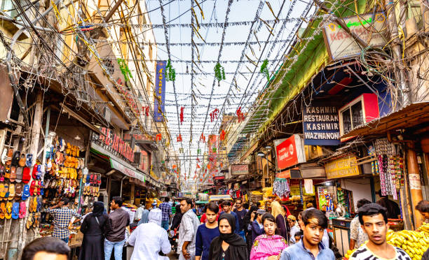 ruas ocupadas com as lojas em deli velha, india - india mumbai delhi crowd - fotografias e filmes do acervo