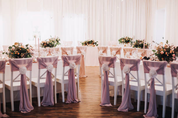 interior de la boda con fila de sillas decoradas con rosa - table wedding flower bow fotografías e imágenes de stock