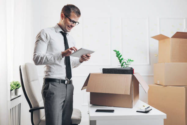 бизнесмен переезжает в новый офис - unpacking moving office container moving house стоковые фото и изображения