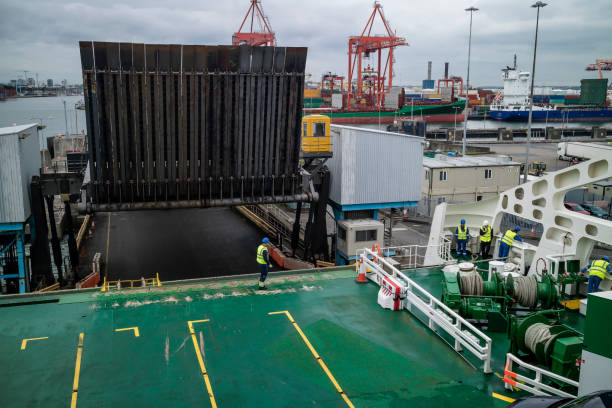 attracco del traghetto roll on / roll off. - passenger ship ferry crane harbor foto e immagini stock