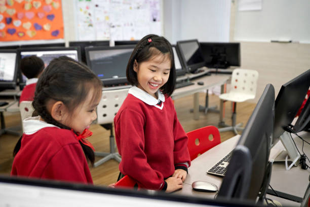 귀여운 여학생 미소 에 컴퓨터 실험실 - computer lab child internet development 뉴스 사진 이미지