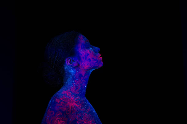 retrato do perfil de um estrangeiro bonito da menina. céu nocturno azul da arte de corpo ultravioleta com estrelas e medusa cor-de-rosa - dramatic make up - fotografias e filmes do acervo