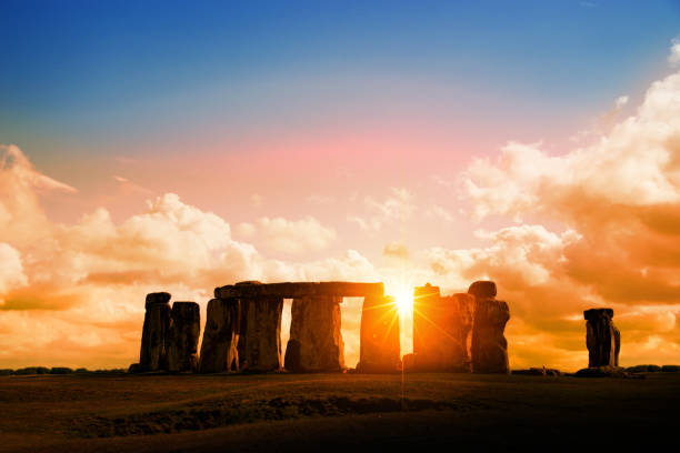 stonehenge al atardecer, reino unido - stonehenge fotografías e imágenes de stock