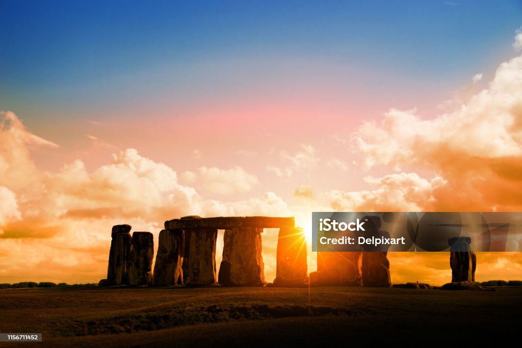 Stonehenge at Sunset, Storbritannien - Royaltyfri Stonehenge Bildbanksbilder