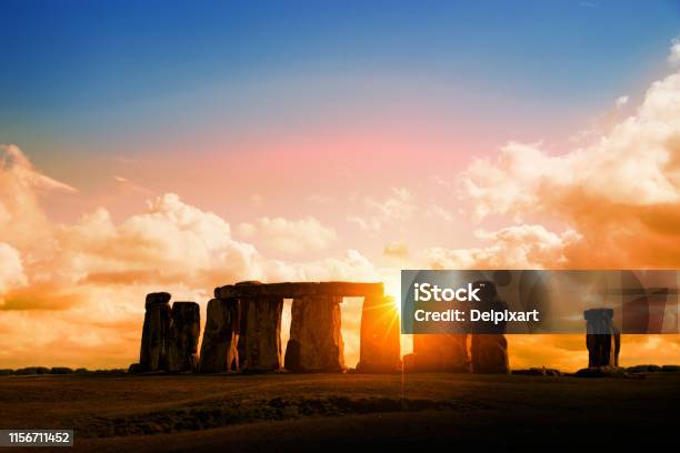 Stonehenge At Sunset Storbritannien-foton och fler bilder på Stonehenge - Stonehenge, Solnedgång, Sol