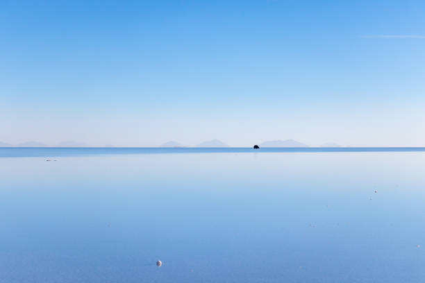 ボリビアのウユニ塩田、南米の信じられないほどの鏡のような湖 - ウユニ塩湖 ストックフォトと画像