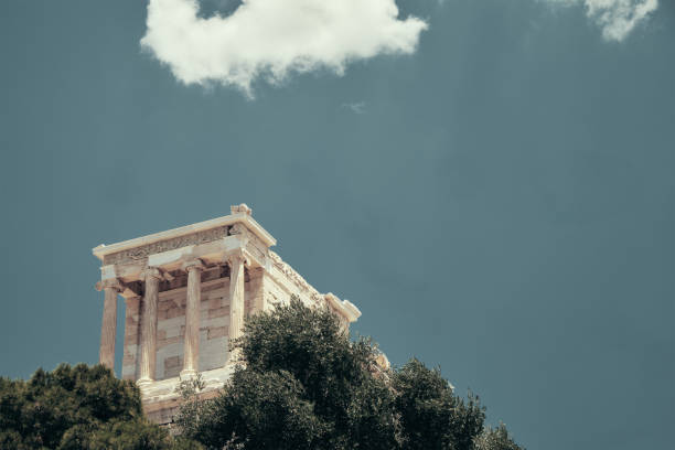 antico tempio e cielo blu chiaro e nuvole nell'acropoli in una giornata di sole nella capitale della grecia - atene. - clear sky acropolis athens greece greece foto e immagini stock