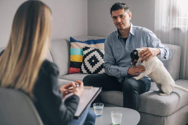 reunión con el consejero en casa - dog pets advice women fotografías e imágenes de stock