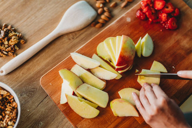 przygotowywanie jedzenia - fruit salad fruit healthy eating making zdjęcia i obrazy z banku zdjęć