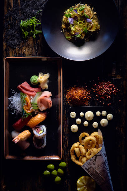 роскошный стол ресторана фьюжн с разнообразием olates - fish spice стоковые фото и изображения