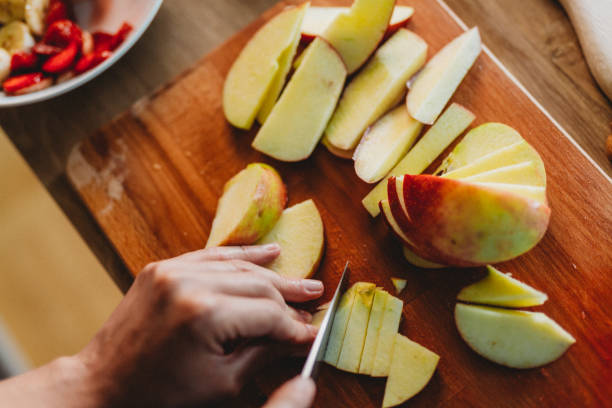 przygotowywanie jedzenia - fruit salad fruit healthy eating making zdjęcia i obrazy z banku zdjęć