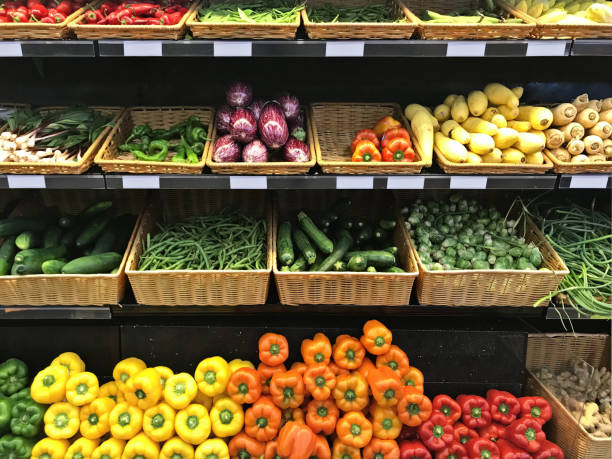 супермаркет овощные стенды - multi colored vegetable tomato homegrown produce стоковые фото и изображения
