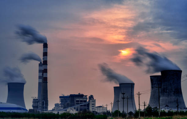 발전소 일몰 흐린 - pollution coal carbon dioxide smoke stack 뉴스 사진 이미지
