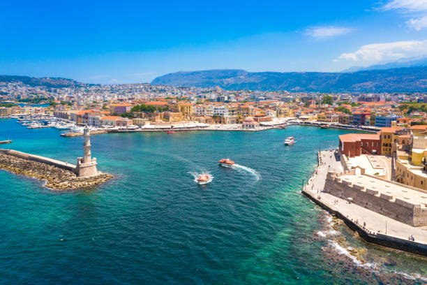 古い港と有名な灯台、クレタ島、ギリシャとハニアの美しい街の空中写真。 - クレタ島 写真 ストックフォトと画像