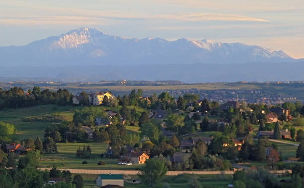 遠くにフロントレンジ山の景色を望むデンバーメトロエリア住宅パノラマ - western usa mountain peak landscape farm ストックフォトと画像