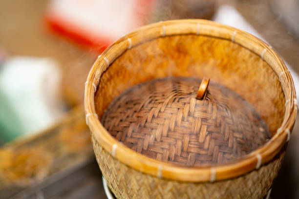 kochen klebrigen reis und dampf schweben über bambus-container zum kochen auf verschwommenen hintergrund - bamboo brown cooking gourmet stock-fotos und bilder