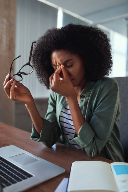 müde frustrierte geschäftsfrau am arbeitsplatz - frustration office worker women business stock-fotos und bilder