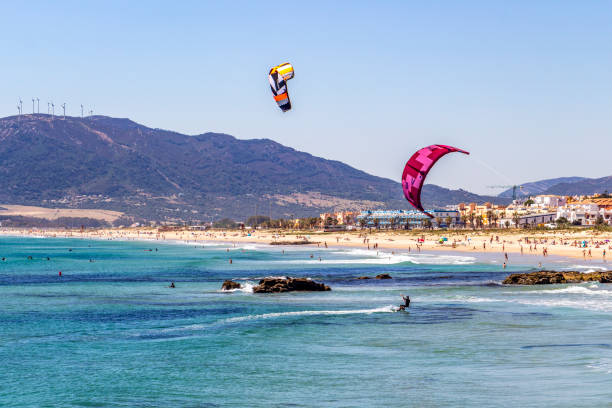 Kite surfing en Playa de los Lances, Tarifa, Spain Tarifa, Spain - May 27, 2019: Kiteboarding at Playa de los Lances, Los Lances Beach, Province of Cadiz, Andalusia, Spain tarifa stock pictures, royalty-free photos & images