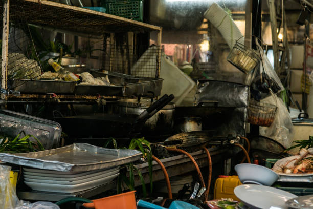 zona de cocina sucia. dentro de los restaurantes dentro del mercado de fin de semana de chatuchak. - greed fotografías e imágenes de stock