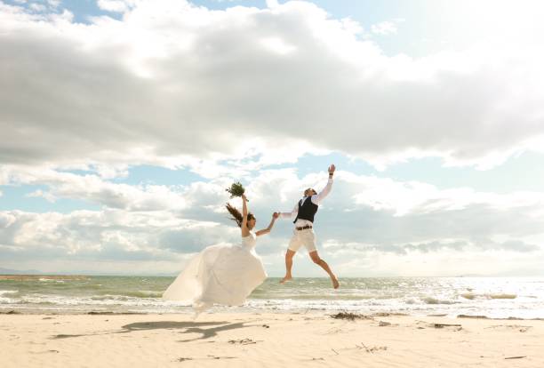 propuesta de boda de éxito - boda playa fotografías e imágenes de stock