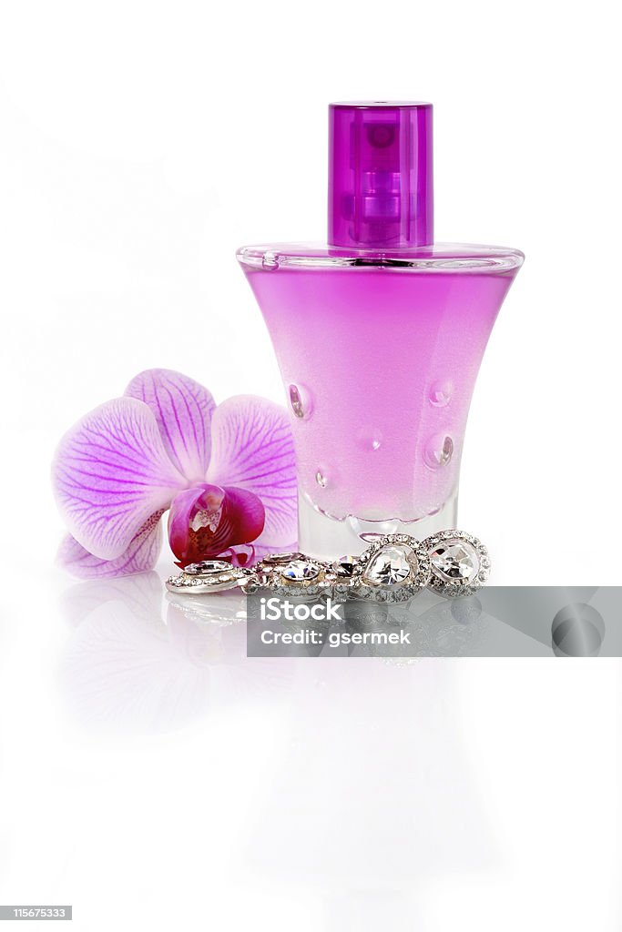 Orecchini di diamanti, profumi e orchidea fiore - Foto stock royalty-free di Diamante