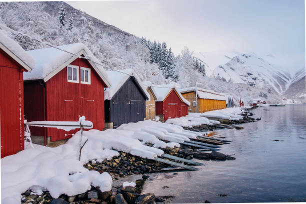 des hangars à bateaux enneigés à sôbô - sognefjord photos et images de collection