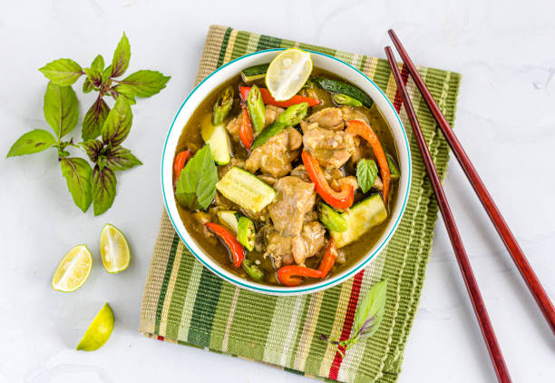 curry de pollo verde tailandés sobre fondo blanco - chopsticks rest kitchen utensil dishware horizontal fotografías e imágenes de stock