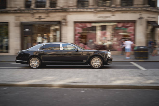 ein luxuriöser bentley mulsanne entlang der regent street im zentrum von london. - sports car car business editorial stock-fotos und bilder