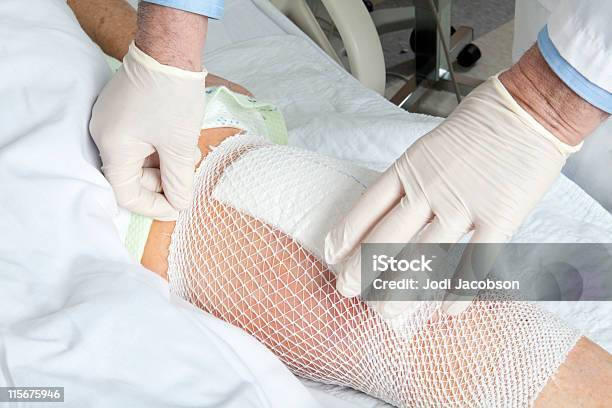 Mesh Holds A Knee Replacement Bandage In Place 照片檔及更多 傷口 照片 - 傷口, 繃帶, 恢復